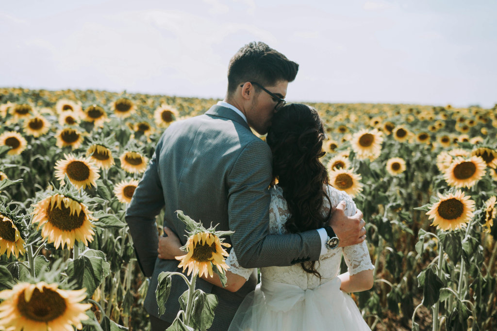sposi campo girasoli