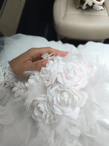 Bouquet  rose in seta e piume