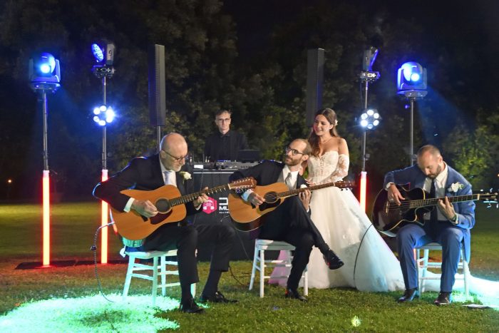 Lo sposo suona per la sposa