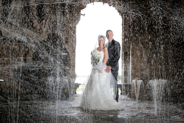 in grotta con fontane d'acqua